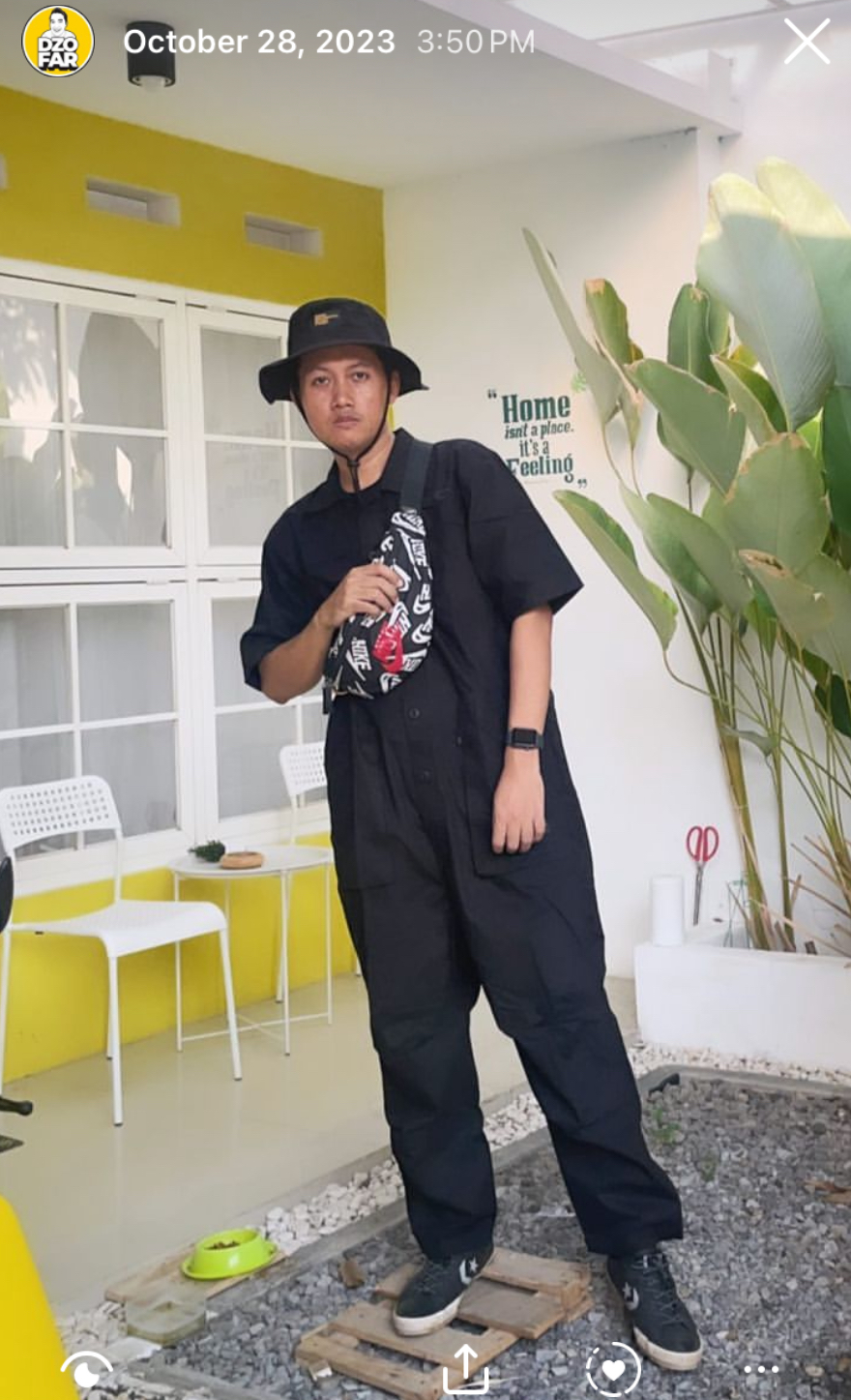 Kostum nonton Black Camping