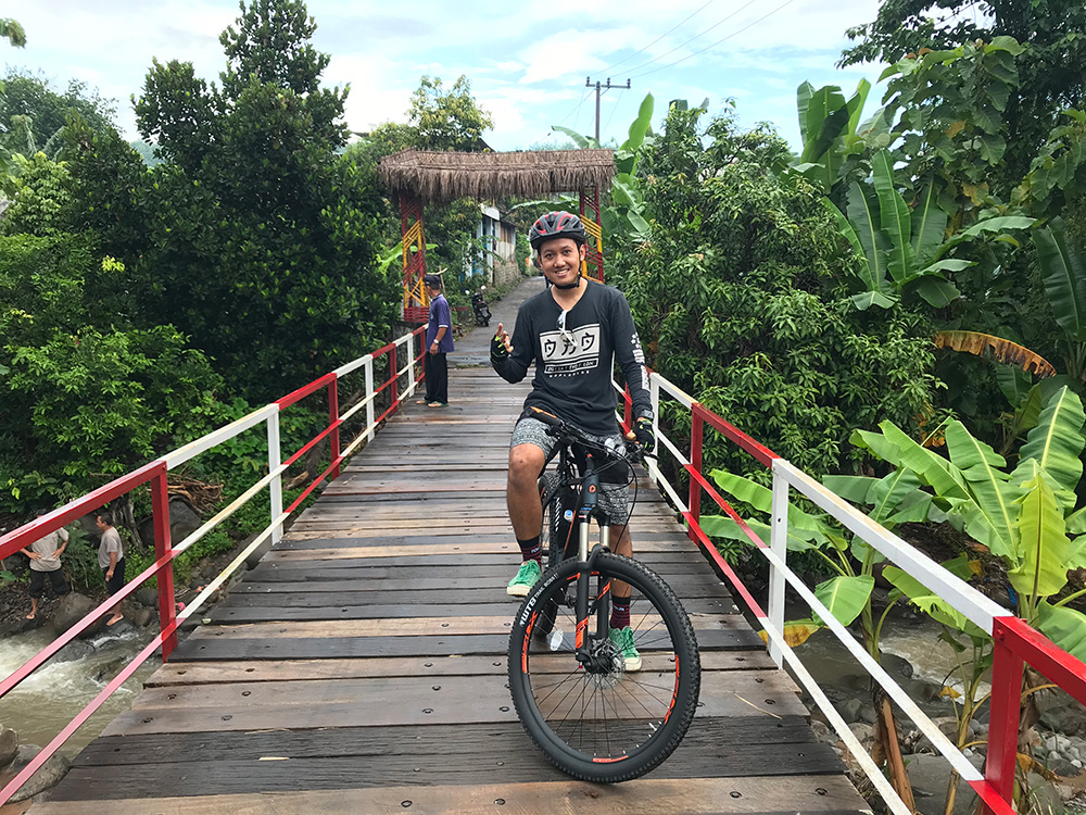 Jembatan Kampung Rambutan Sejuta Umat