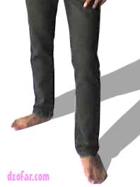 celana dicoba oleh model