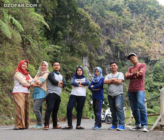 foto bareng di jembatan jomblo