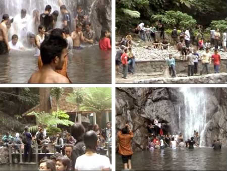 Air terjun sedudo: Lha itu lo saya yang pakek baju batik sedang sedakep Air terjun sedudo: Lha itu lo saya yang pakek baju batik sedang sedakep