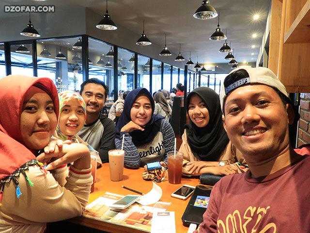 foto bareng di upnormal